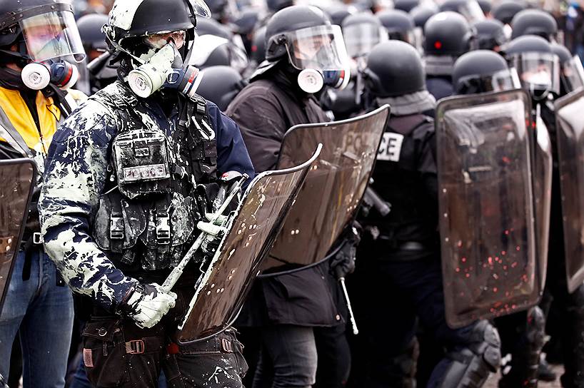 Полицейские возле Триумфальной арки в Париже.