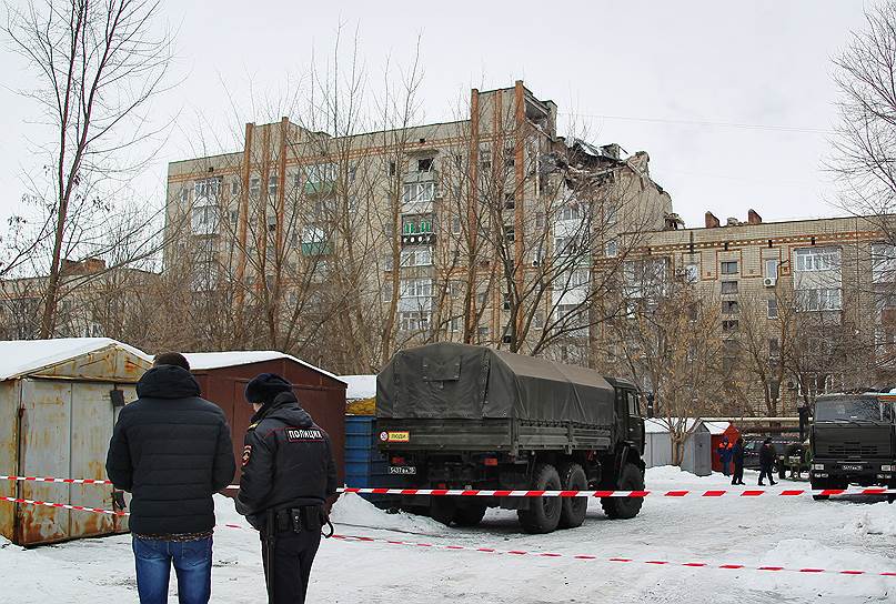 Всего в доме 72 квартиры, повреждены четыре. На седьмом этаже треснули стены