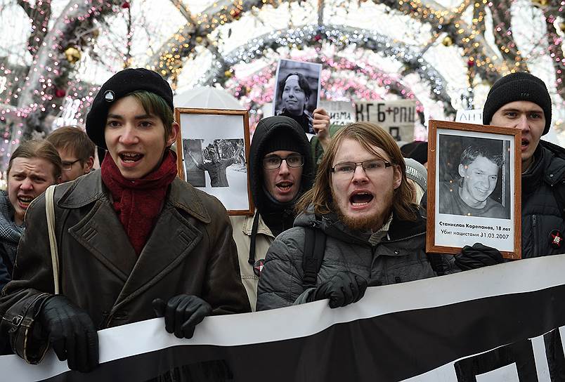 Участники акции в память об убитых адвокате Станиславе Маркелове и журналистке «Новой газеты» Анастасии Бабуровой 