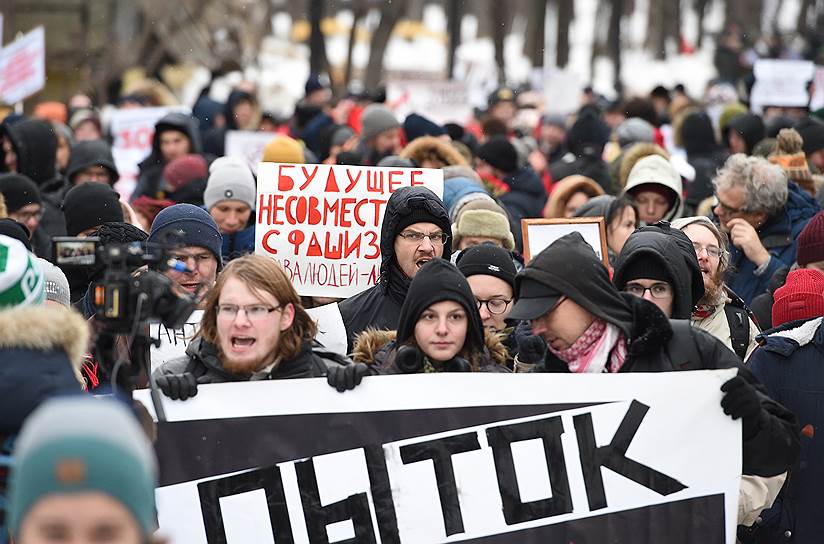 Участники акции в память об убитых адвокате Станиславе Маркелове и журналистке «Новой газеты» Анастасии Бабуровой 