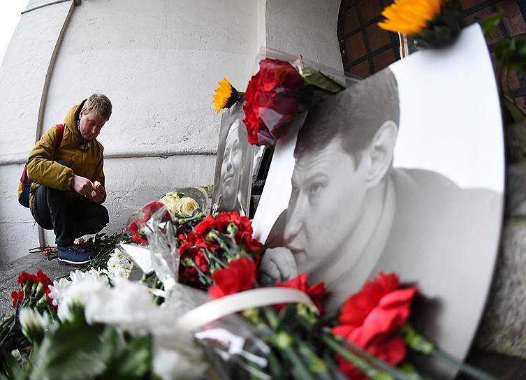 Участник акции в память об убитых адвокате Станиславе Маркелове и журналистке «Новой газеты» Анастасии Бабуровой 
