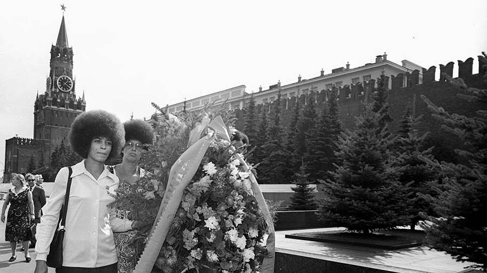 С учением Ленина Анджела Дэвис познакомилась еще в старшей школе. Возложение венка к мавзолею Ленина было одним из главных пунктов ее визита в СССР после оправдания американским судом 