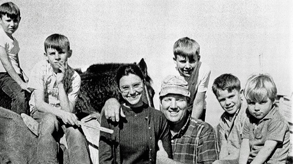Фермер Роджер Макафи, внесший залог за Анджелу Дэвис, и его супруга Дарлен вынуждены были забрать своих сыновей из школы из-за травли со стороны одноклассников 