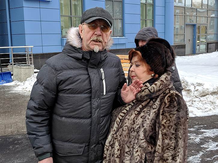 Бывший главный бухгалтер некоммерческой организации «Седьмая студия» Нина Масляева, обвиняемая в мошенничестве, и ее адвокат Юрий Ефименков