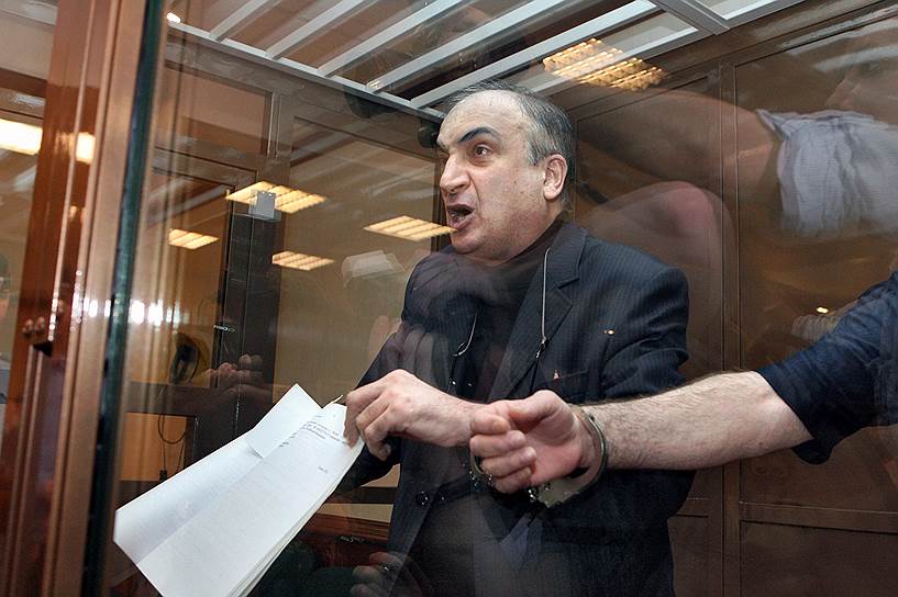 2 июня 2006 года сотрудники ФСБ задержали сенатора от парламента Калмыкии Левона Чахмахчяна при получении взятки в размере $300 тыс. у главы совета директоров компании «Трансаэро» за урегулирование проблем со Счетной палатой. 17 июля 2008 года Мосгорсуд признал экс-сенатора виновным в крупном мошенничестве и приговорил его к девяти годам лишения свободы. В ноябре того же года Верховный суд сократил срок до семи с половиной лет. В мае 2011 года он вышел по УДО