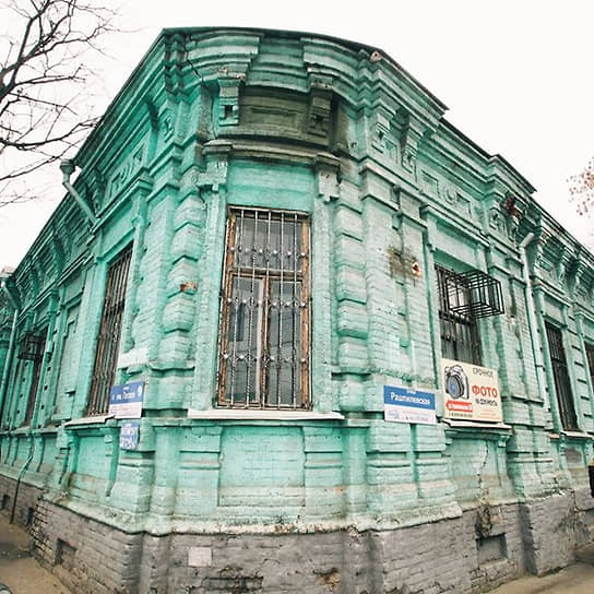 В январе 2018 года в Краснодаре архитекторы обратили внимание на ремонт исторического здания по улице Рашпилевской, с которого убрали всю облицовку, оставив один бетон   На фото: дом 54 по улице Рашпилевской до реставрации 