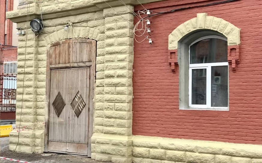 В январе 2018 года жители Челябинска возмутились реставрацией Дома Чикина (ул. Карла Маркса, 101), во время которой заменили оригинальную дверь дома   На фото: Дом Чикина до реставрации 