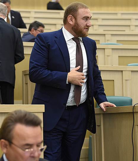 30 января 2019 года в зале заседаний Совета федерации был задержан сенатор от Карачаево-Черкесии Рауф Арашуков. Следствие подозревает его в ряде преступлений, включая организацию убийств лидера молодежного движения «Адыге Хасэ» Аслана Жукова и советника экс-главы Карачаево-Черкесии Бориса Эбзеева Фраля Шебзухова. Также был задержан отец сенатора — Рауль Арашуков. Его подозревают в организации преступного сообщества и хищении у «Газпрома» газа на 30 млрд руб