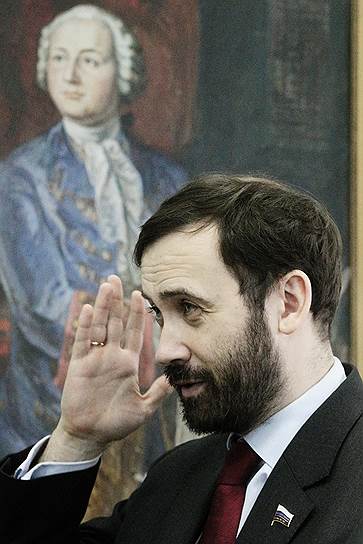 7 апреля 2015 году депутат Госдумы Илья Пономарев был лишен неприкосновенности, а 17 июля заочно арестован за пособничество в растрате 22 млн руб. фонда «Сколково». Сейчас он проживает на Украине