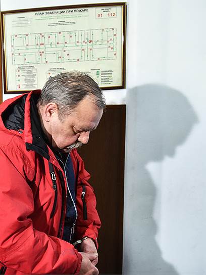 Подозревается в особо крупном мошенничестве и участии в преступном сообществе (ч.4 ст.159 УК РФ, ст.210 УК РФ)