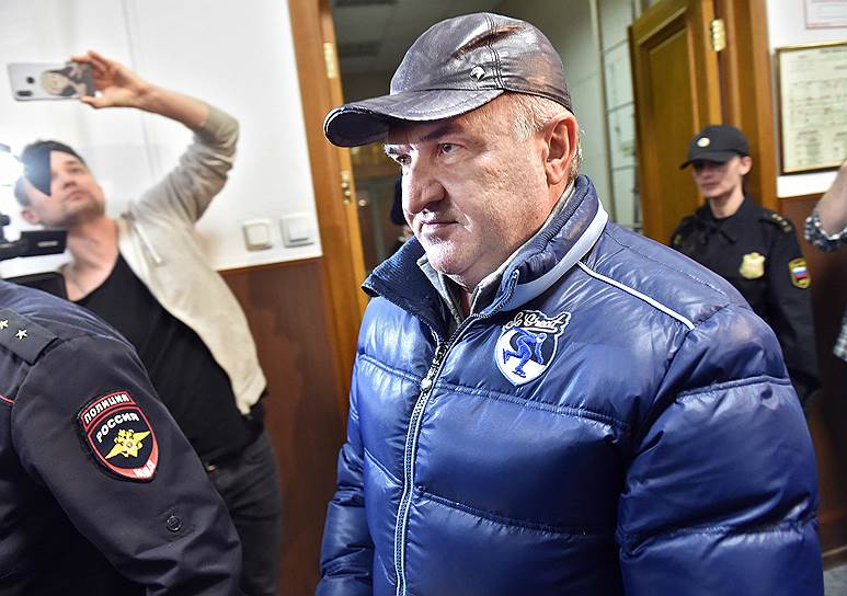 Признан виновным по делу об участии в преступном сообществе, хищения природного газа на на 30 млрд руб., а также давлении на свидетеля. Судом было назначено пожизненное наказание, вину не признал