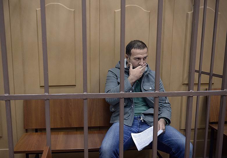 Подозревается в особо крупном мошенничестве и участии в преступном сообществе (ч.4 ст.159 УК РФ, ст.210 УК РФ)