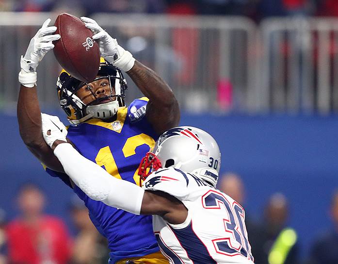 По итогам матча «патриоты» стали шестикратными чемпионами NFL   На фото: Джейсон Маккорти (30-й номер) и Брандин Кукс (12) в третьей четверти 