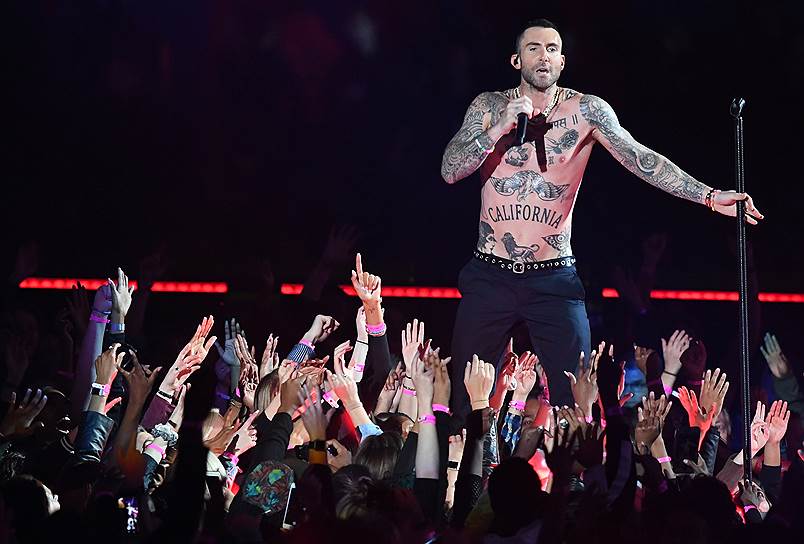 До выступления фанаты призывали Maroon 5 бойкотировать финал NFL, чтобы поддержать игрока «Сан-Франциско» Колина Каперника. В 2016 году он отказался стоять при исполнении гимна США в знак протеста против жестокости полиции по отношению к афроамериканцам 