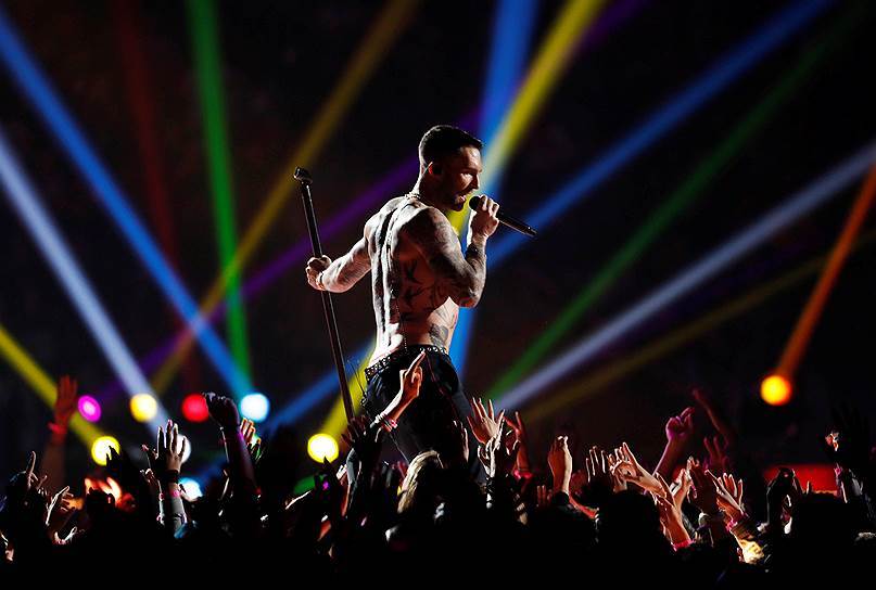 В большом перерыве выступила группа Maroon 5, а также рэперы Трэвис Скотт и Big Boi   На фото: вокалист и гитарист Maroon 5 Адам Левин 