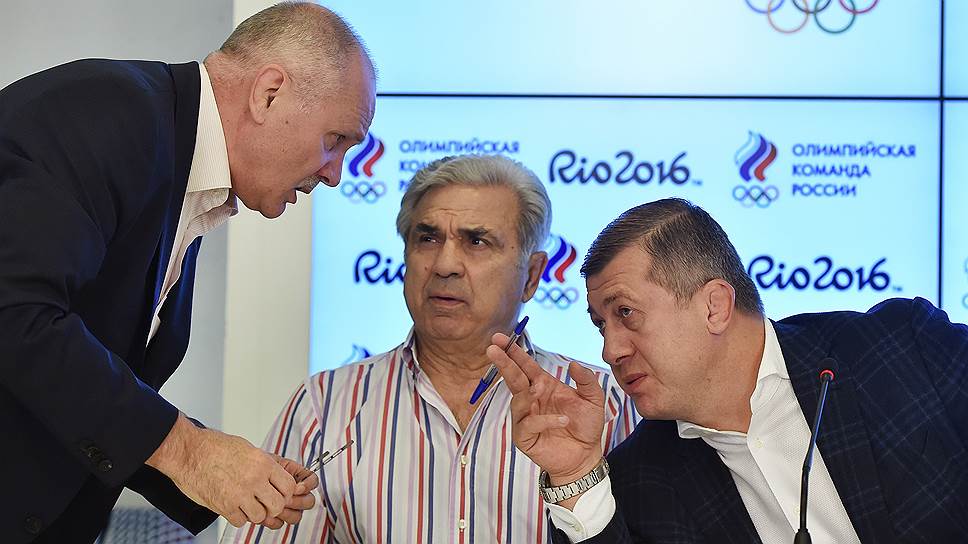 Бывший главный тренер женской сборной России по борьбе Юрий Шахмурадов (в центре)