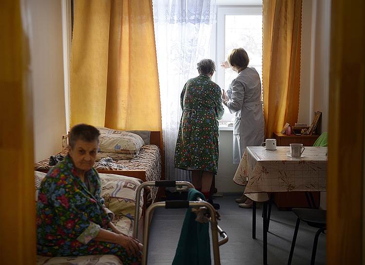 Комнаты на двух человек &mdash; одно из важных требований в реформе домов престарелых. Человеку, который провел всю жизнь дома, трудно жить в казенном учреждении, особенно если ему недоступно право побыть одному и иметь личное пространство. В обычных интернатах в комнатах живет 4-8 человек 