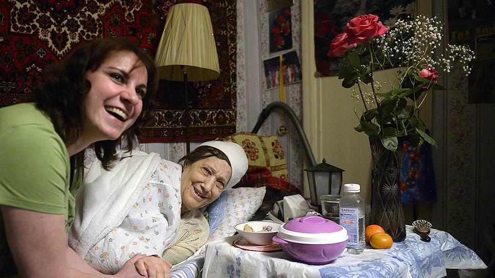 Сиделок может предоставлять не только государство, но и социально-ориентированные НКО. Благотворительный еврейский центр «Хасдэй Нэшама» вошел в реестр поставщиков социальных услуг в Туле, и теперь у Валентины есть сиделка Наташа 