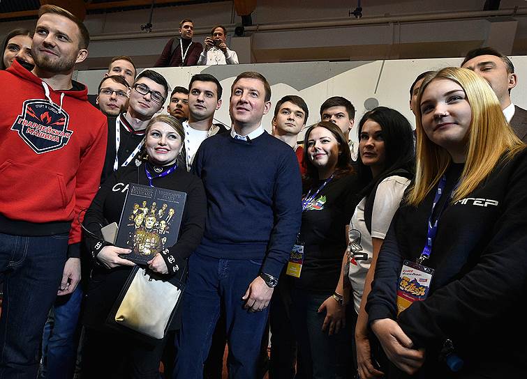 Секретарь генсовета «Единой России» Андрей Турчак (в центре) и глава МГЕР Денис Давыдов (слева) 