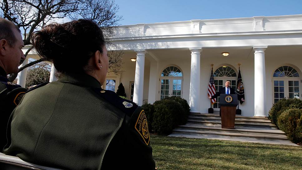 Президент США Дональд Трамп объявляет о введении в стране режима чрезвычайного положения на границе с Мексикой 