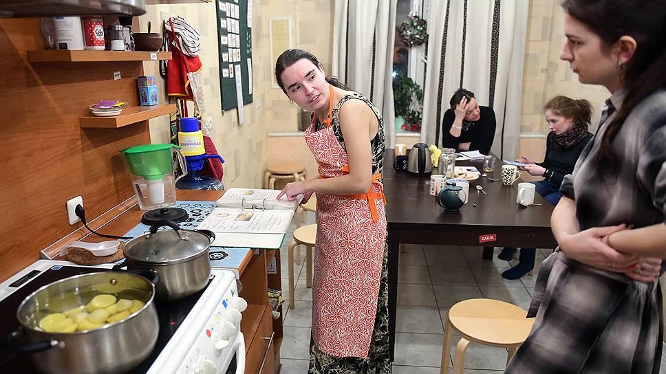Каждый житель тренировочной квартиры учится покупать продукты, готовить, оплачивать счета ЖКХ – кому-то эти уроки помогут стать самостоятельнее и не попасть в интернат 