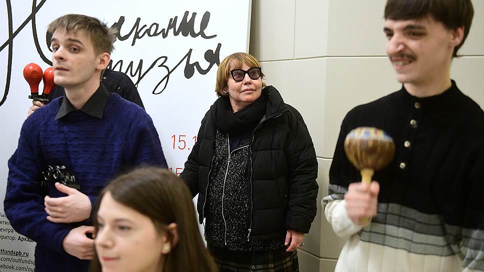 Режиссер Любовь Аркус сняла документальный фильм «Антон тут рядом», а потом открыла одноименный центр, квартиры, мастерские, оркестр и театральную студию, чтобы люди с аутизмом жили в обществе, а не за заборами интернатов и психиатрических больниц 