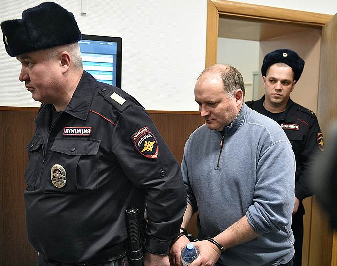 По версии следствия, будучи членом совета директоров банка «Восточный», участвовал в мошеннической сделке по возвращению долга банку в 2,5 млрд руб. акциями люксембургской компании IFTG. Арестован