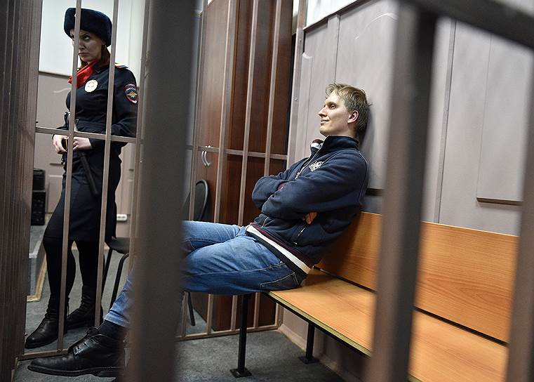 По версии следствия, будучи членом совета директоров банка «Восточный», участвовал в мошеннической сделке по возвращению долга банку в 2,5 млрд руб. акциями люксембургской компании IFTG. Арестован