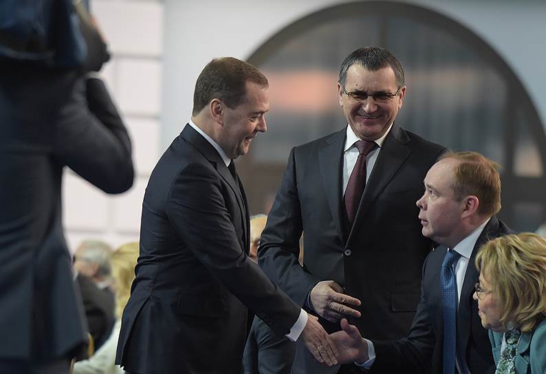 Слева направо: председатель правительства России Дмитрий Медведев, первый заместитель председателя Совета федерации (СФ) Николай Федоров, руководитель администрации президента РФ Антон Вайно и председатель СФ Валентина Матвиенко перед началом оглашения послания 