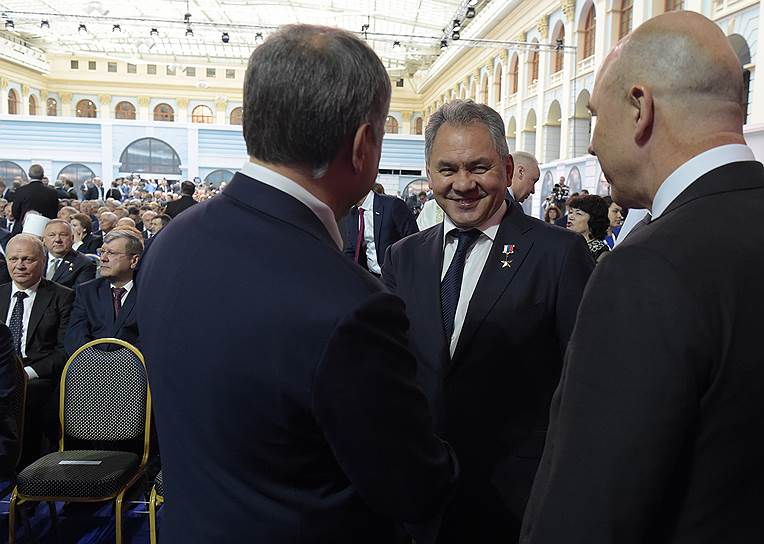 Слева направо: председатель Госдумы Вячеслав Володин, министро обороны России Сергей Шойгу и первый заместитель председателя правительства – министр финансов РФ Антон Силуанов перед началом оглашения послания 