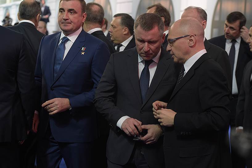 Слева направо: губернатор Тульской области Алексей Дюмин, глава МЧС России Евгений Зиничев и первый замглавы администрации президента РФ Сергей Кириенко перед началом оглашения послания 