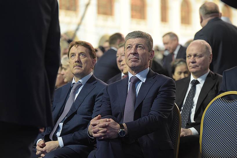 Заместители председателя правительства России Алексей Гордеев (слева) и Дмитрий Козак (в центре) 