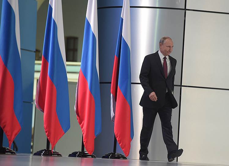 Владимир Путин во время ежегодного послания Федеральному собранию в Гостином дворе 