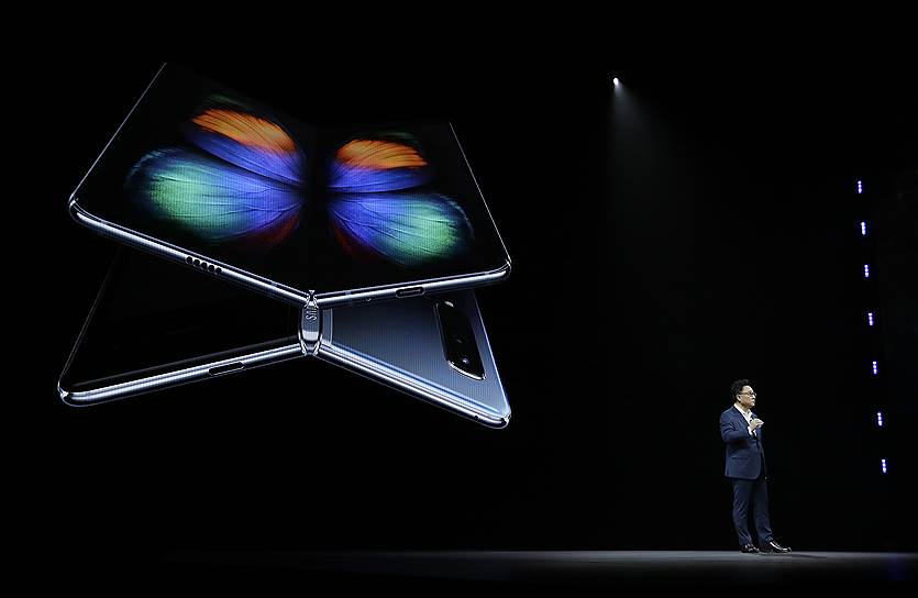 Samsung представила новый смартфон Galaxy Fold, оснащенный сгибающимся безрамочным экраном с диагональю 7,3 дюйма 