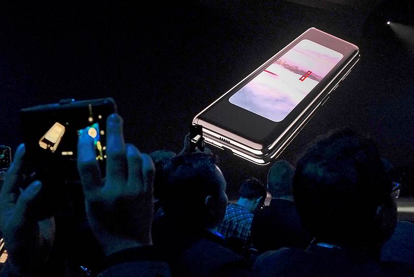 В продажу Galaxy Fold поступит 26 апреля. Стоимость устройства составит $1980 
