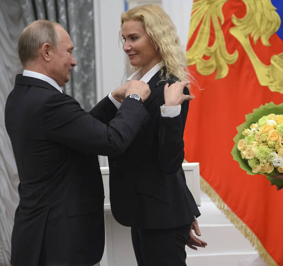Еще одна воспитанница Тутберидзе Анна Щербакова стала победительницей чемпионата России 2019 года в Саранске. Также в числе воспитанников — Адьян Питкеев, Морис Квителашвили, Владислав Тарасенко, Илья Скирда, Элизабет Турсынбаева, Полина Цурская. Тутберидзе Награждена орденами Почета, за «За заслуги перед Отечеством» IV степени. Ее дочь Диана Дэвис также занимается фигурным катанием На фото: президент Владимир Путин награждает тренера орденом Почета