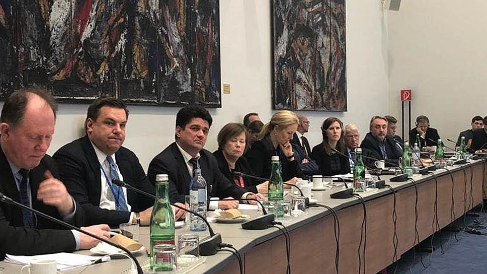 Адвокат Жанны Немцовой Вадим Прохоров (третий слева)