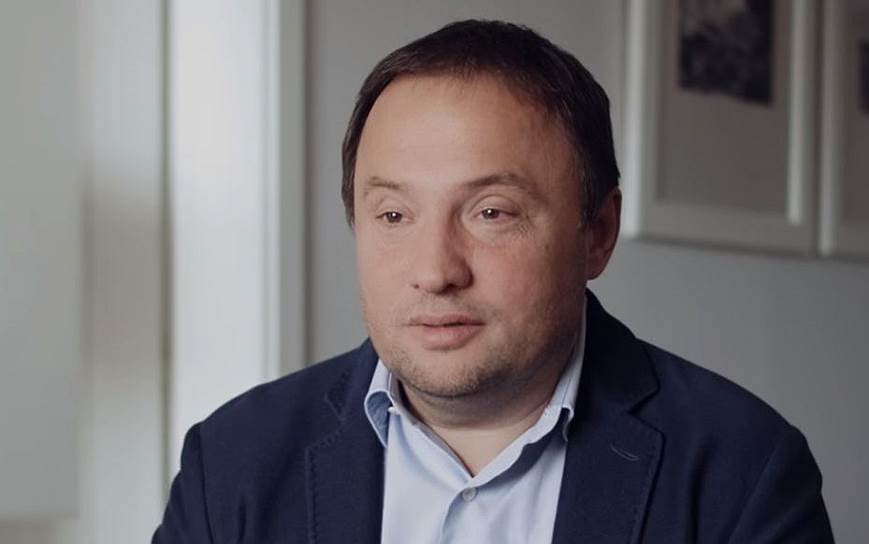 По версии следствия, дал взятку полковнику Захарченко в размере 7 млн руб. Предположительно, покинул страну