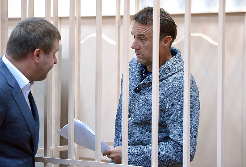 По данным следствия, в период с 2007 по 2016 год господин Маркелов и трое его соучастников давали взятки за общее покровительство Дмитрию Захарченко. Общая сумма составила более 2 млрд руб. 17 мая 2022 года приговорен к 8 годам колонии строгого режима со штрафом в 500 млн руб.