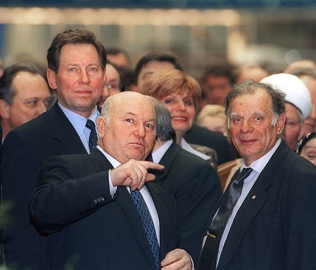 С 2002 года был ректором Академического физико-технологического университета РАН. В 2007 году возглавил совет по нанотехнологиям РАН. Также в 1972–2006 годах заведовал базовой кафедрой оптоэлектроники Ленинградского электротехнического института На фото: экс-губернатор Санкт-Петербурга Владимир Яковлев (слева), бывший мэр Москвы Юрий Лужков (в центре) и Жорес Алферов