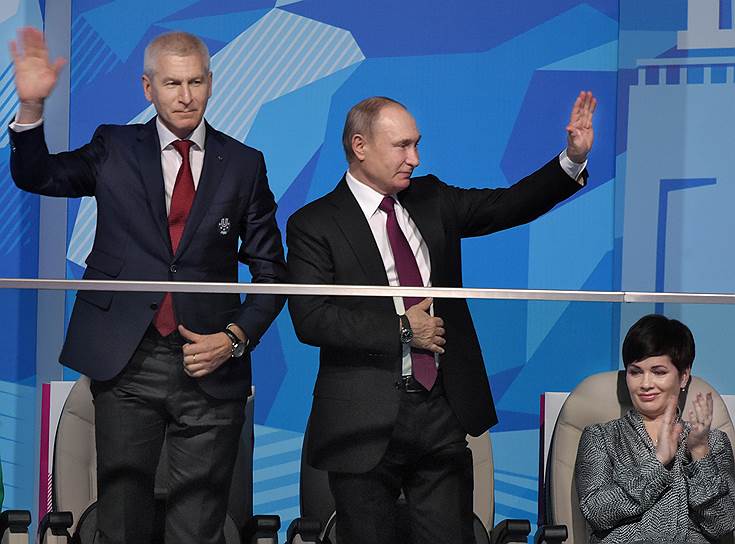 Президент FISU Олег Матыцин (слева) и президент России Владимир Путин