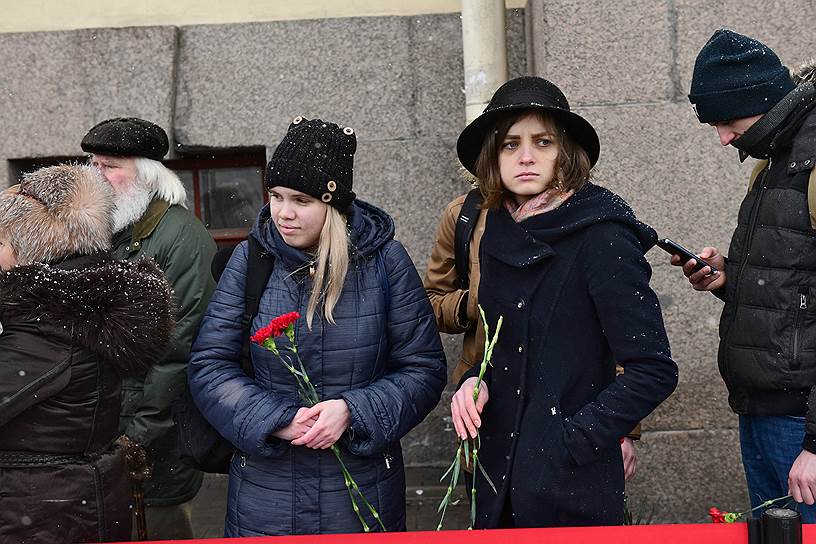 Девушки с цветами в очереди в здание РАН, где прошла церемония прощания