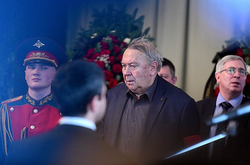 Академик РАН Владимир Фортов (в центре)
