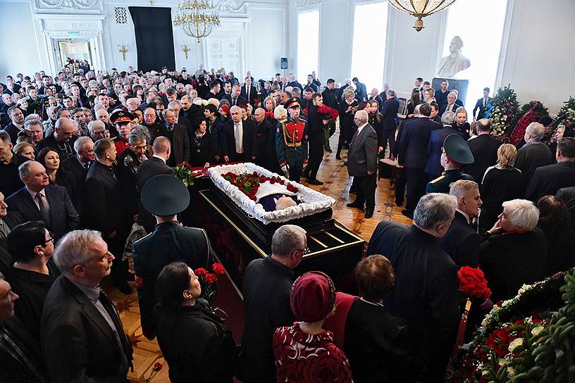 Церемония прощания с академиком РАН, лауреатом Нобелевской премии по физике, депутатом Госдумы Жоресом Алферовым прошла в Санкт-Петербургском научном центре РАН