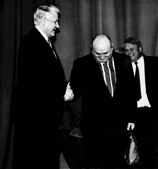 В 1988 году открыл свой театр миниатюр в Москве, став его художественным руководителем На фото: c президентом РФ Борисом Ельциным (слева) во время праздничного концерта, посвященного Дню независимости России, 1992 год