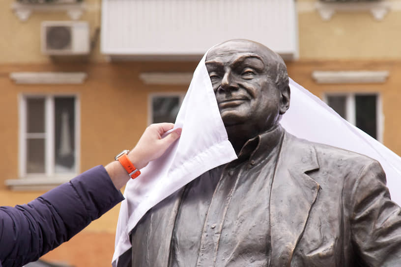 «Так все же умерли — и ничего. Живут!» 13 февраля 2024 года в центре Ростова-на-Дону был открыт памятник Михаилу Жванецкому, первое выступление которого, по словам губернатора области, прошло именно здесь