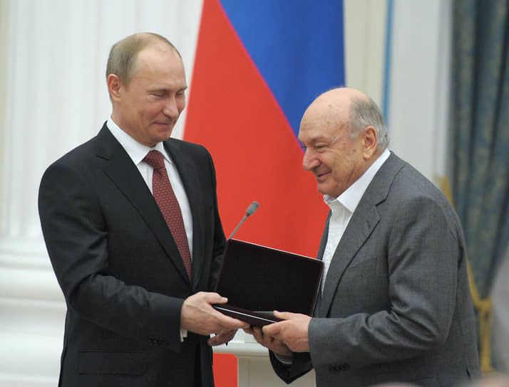 Михаил Жванецкий награжден орденами «За заслуги перед Отечеством» III и IV степени. Народный артист Украины (1999) и Народный артист Российской Федерации (2012) На фото: с президентом России Владимиром Путиным во время вручения наград