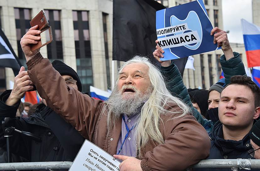 Перед рамками сразу образовалась большая очередь, поэтому митинг начался с опозданием в 40 минут