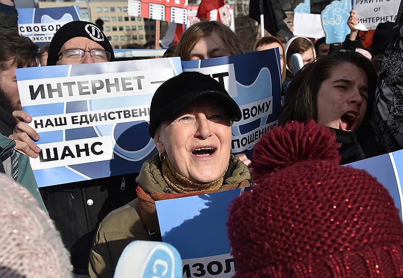 Сбор участников начался около 13 часов. Порядок движения обеспечивали полиция и Росгвардия