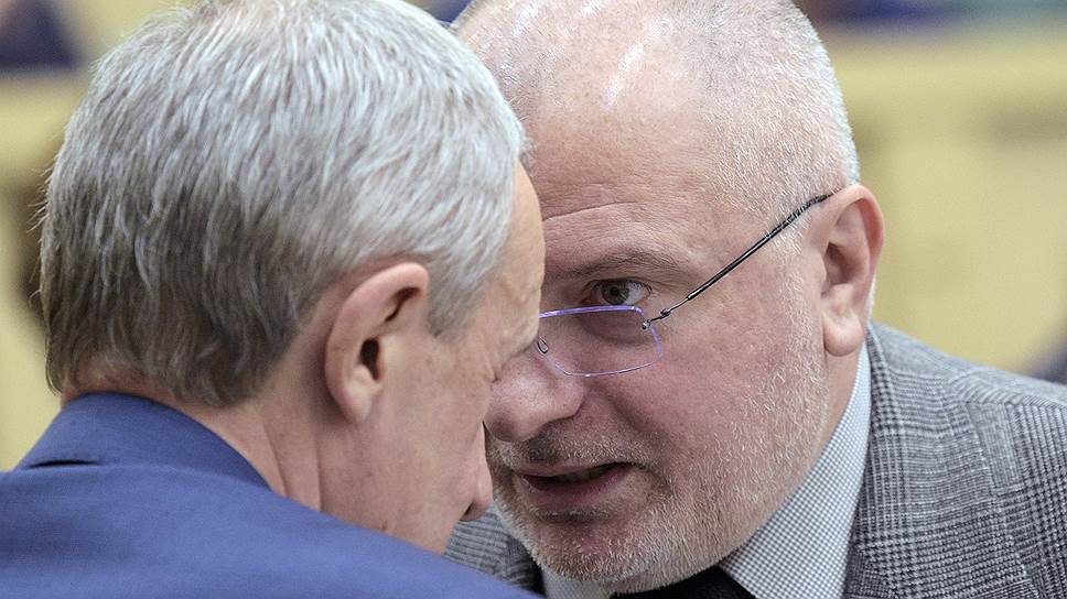 Сенатор Андрей Климов (слева) и глава комитета по конституционному законодательству Андрей Клишас